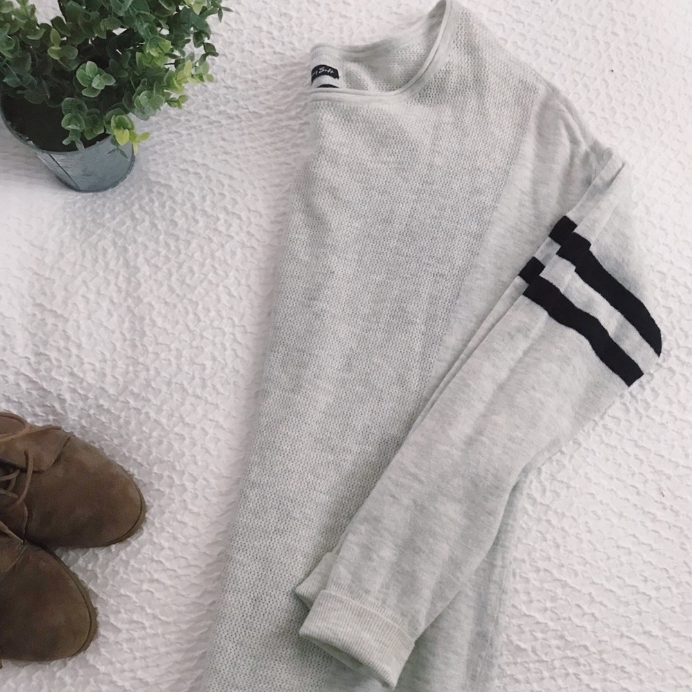American Eagle / Gray sweater